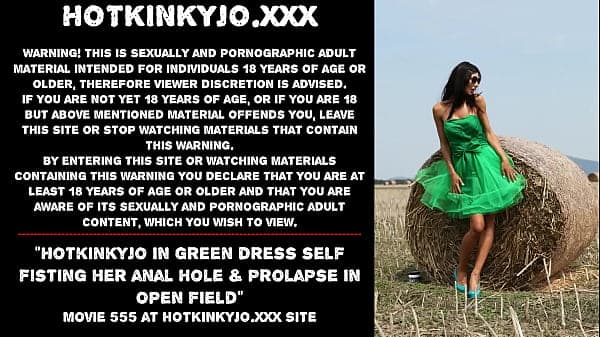 Hotkinkyjo in green dress self fisting her anal hole &amp_ prolapse in open field
