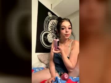 Alygator_226's room #18 #milf #new #chillvibes #gamergirl//goal is to get top off/ just gaming and chill vibes tonight. Dildo bj for 500 token