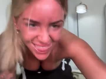 chill w me #new #snowbunny #bigass #bigtits